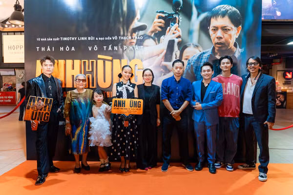 Ê-kíp làm phim 'Anh hùng' trong buổi showcase chuẩn bị cho chiếu rạp dịp lễ 30/4.
