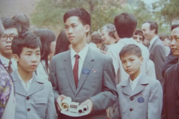 Lê Bá Khánh Trình (giữa) tại kỳ thi Olympic Toán học quốc tế (IMO) 1979. Ảnh: ITN