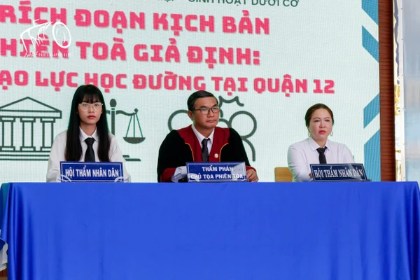 Phiên tòa giả định được tổ chức tại Trường THPT Nguyễn Hữu Huân. Ảnh: NTCC