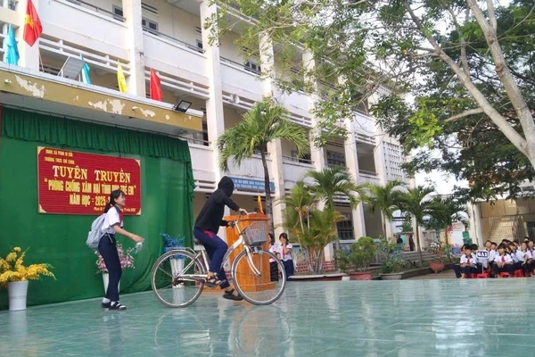 Trường THCS Chí Công (Lâm Đồng) tổ chức tuyên truyền phòng chống xâm hại trẻ em. Ảnh: website nhà trường