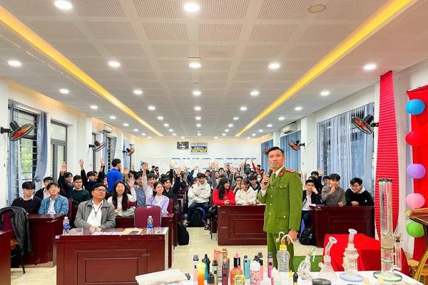 Trường THPT Sơn Trà tổ chức tuyên truyền phổ biến pháp luật về phòng, chống ma túy và phòng chống thuốc lá, thuốc lá điện tử cho học sinh. Ảnh: NTCC