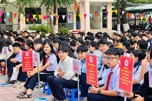 Học sinh Trường THCS Ngô Thì Nhậm tham gia buổi Tuyên truyền tác hại và phòng chống thuốc lá trong học đường. Ảnh: NTCC