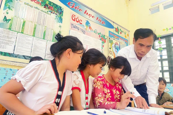 Nhà giáo Tào Văn Sinh tận tình hướng dẫn học sinh tại điểm trường lẻ Chai - Lách.