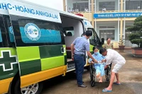 Thí sinh bị gãy chân được hỗ trợ đưa đến điểm thi bằng xe cấp cứu.