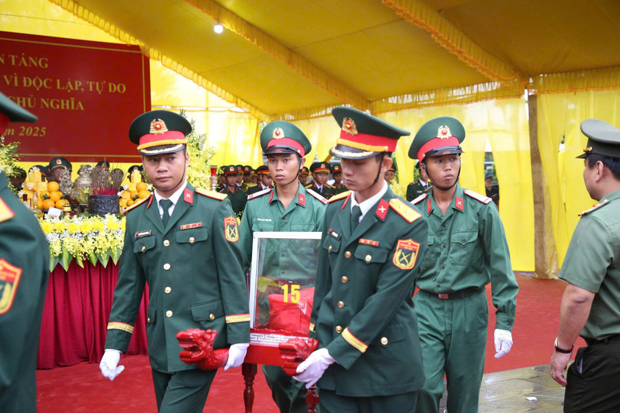 Các hài cốt liệt sĩ được di chuyển về an táng trong khuôn viên Nghĩa trang liệt sĩ phường Quảng Trị. z7143581698841-0e4bc6de0d980fe8a8f700ba60216028.jpg