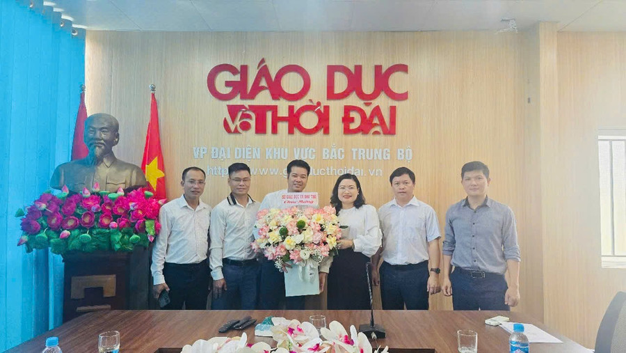 Giám đốc Sở GD&ĐT Hà Tĩnh tặng hoa chúc mừng Văn phòng Báo GD&TĐ khu vực MTTN nhân kỷ niệm 100 năm Ngày Báo chí CMVN. z6728108427856-2648589f6eb79e7b5d917b94d34b6498.jpg