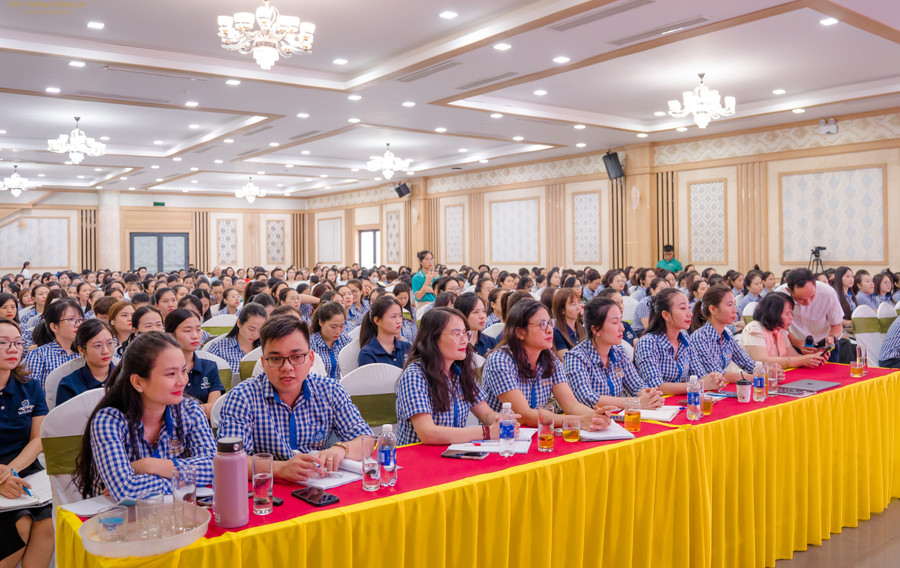 Hơn 400 thầy cô đến từ Trường Albert Einstein và nhiều giáo viên, phụ huynh từ trường học tại Hà Tĩnh, Nghệ An tham gia chương trình. dsc02620.jpg