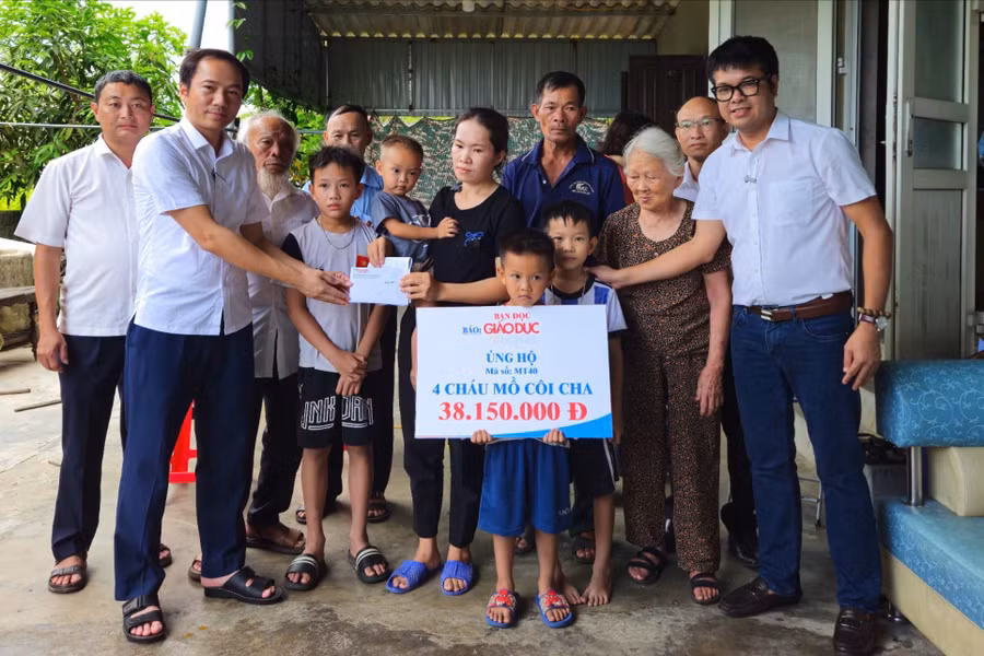 Báo GD&TĐ cùng đại diện chính quyền địa phương trao quà bạn đọc đến hoàn cảnh 4 cháu bé.