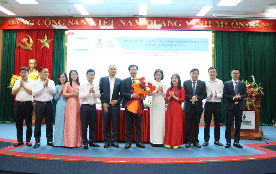 BCH Công đoàn nhiệm kỳ mới ra mắt tại Đại hội. img-5613.jpg