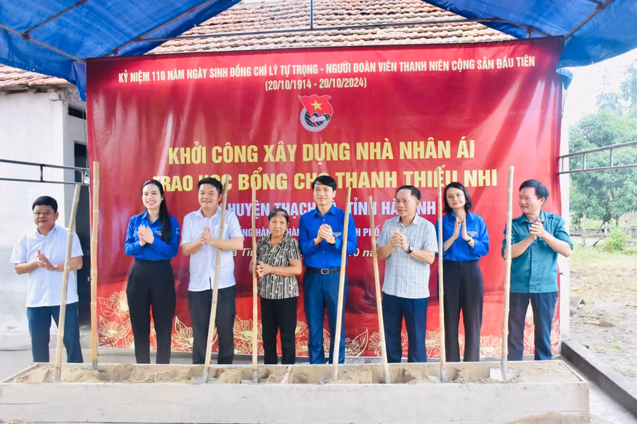 Bí thư Thường trực Trung ương Đoàn, Chủ tịch Trung ương Hội LHTN Việt Nam, cùng đoàn công tác khởi công xây dựng nhà nhân ái tại huyện Thạch Hà (Hà Tĩnh).