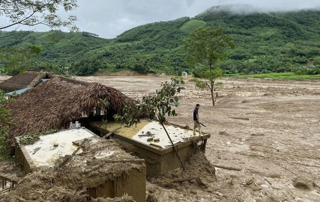 Lũ quét san phẳng Làng Nủ ở Yên Bái khiến hơn 60 người chết và mất tích. lu-quet-1-338.jpg