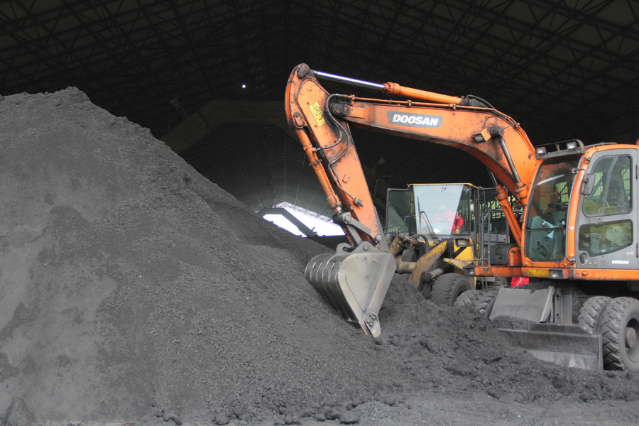 Nhà máy hiện có hai kho than, mỗi kho chứa tối đa 200.000 tấn, đáp ứng nhu cầu dự trữ cho các tổ máy.