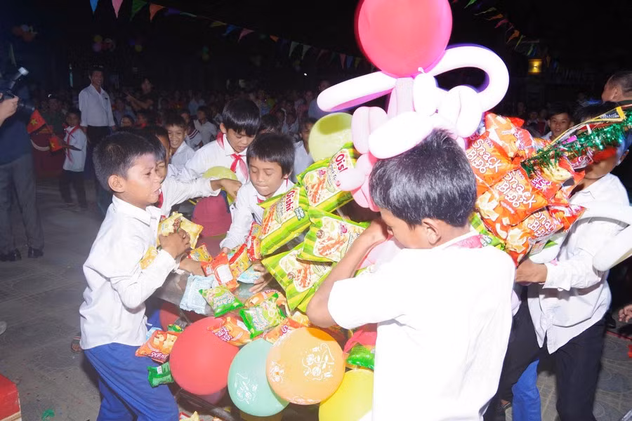 Tết Trung thu ấm áp với trẻ em người Lào nơi biên giới Việt-Lào