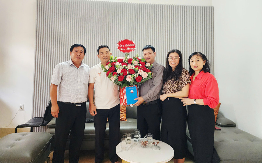 Sở GD&ĐT Đắk Lắk tặng hoa chúc mừng Văn phòng Báo nhân dịp 21/6. z6728046386253-0135f92bb08ec976bb0ee05d2c1ad0bb.jpg
