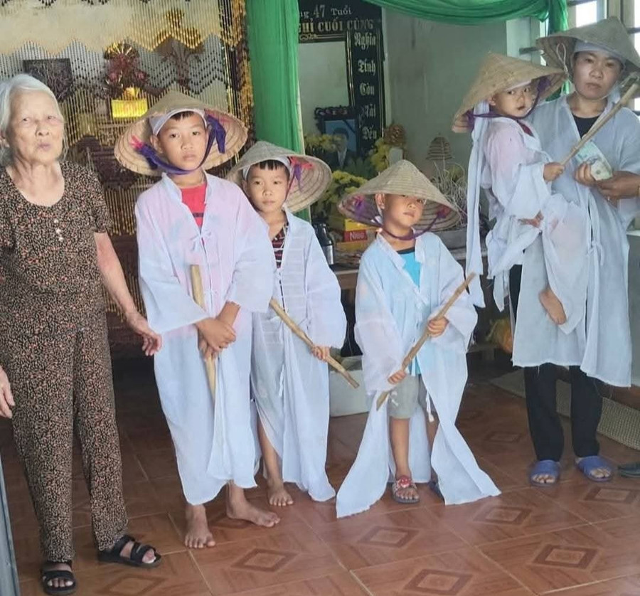 4 đứa trẻ thơ bỗng chốc mất đi người bố vốn là trụ cột gia đình, cũng là cả bầu trời tình thương của chúng. 1000029220.jpg