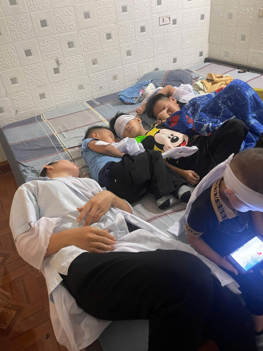 5 mẹ con chị Phượng đau đớn trước mất mát quá lớn của gia đình. 1000029218.jpg