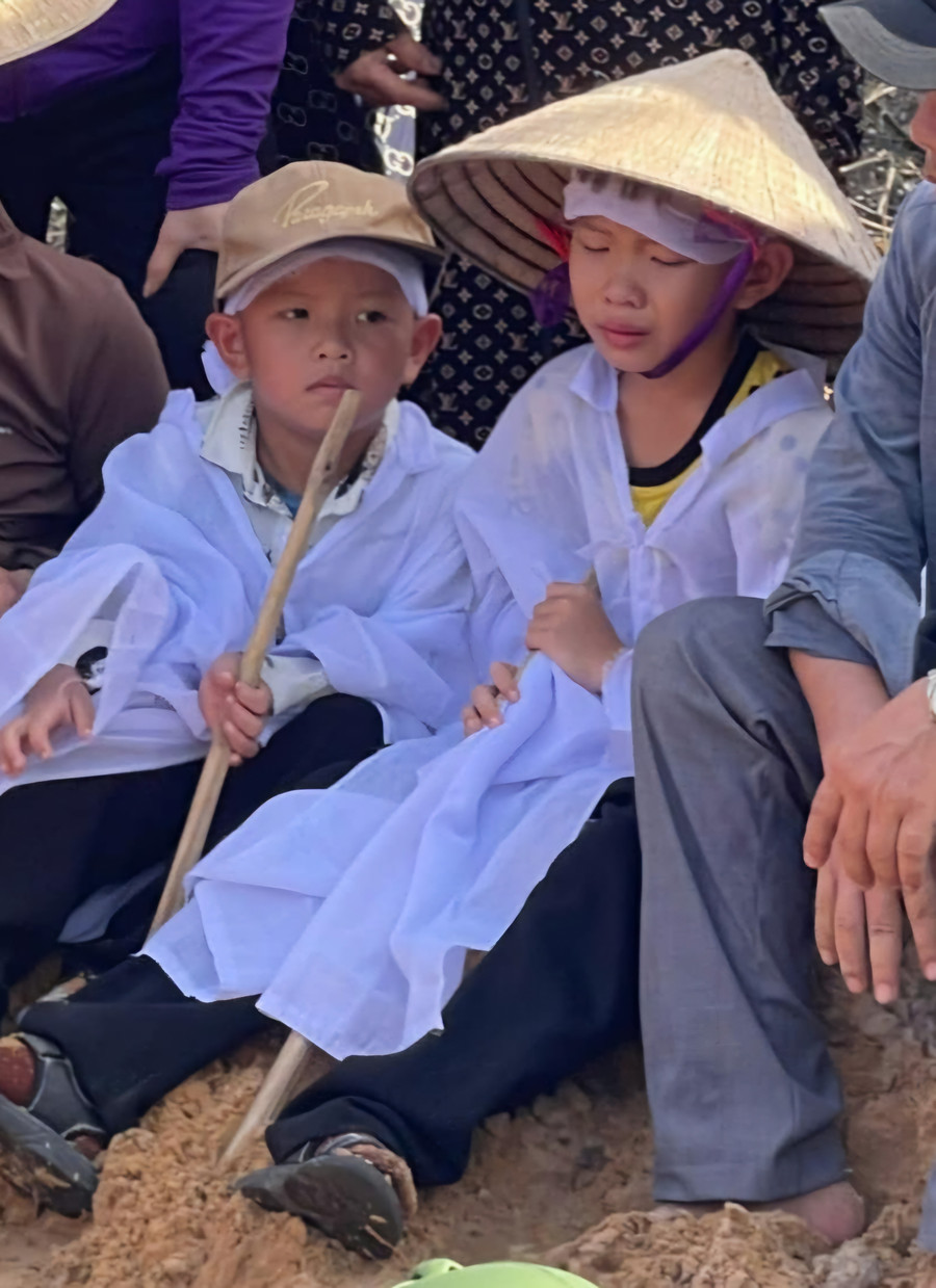 Những giọt nước mắt của đứa con trai đầu lòng, cháu Phạm Bảo Quang (mới học lớp 5) khiến bà con lối xóm nghẹn lòng. 1000029215.jpg