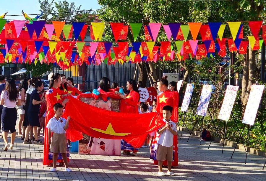 Sân trường rực rỡ chào đón năm học mới. z6978258173515-a91fff87d13c2a43720427235ee927d1.jpg