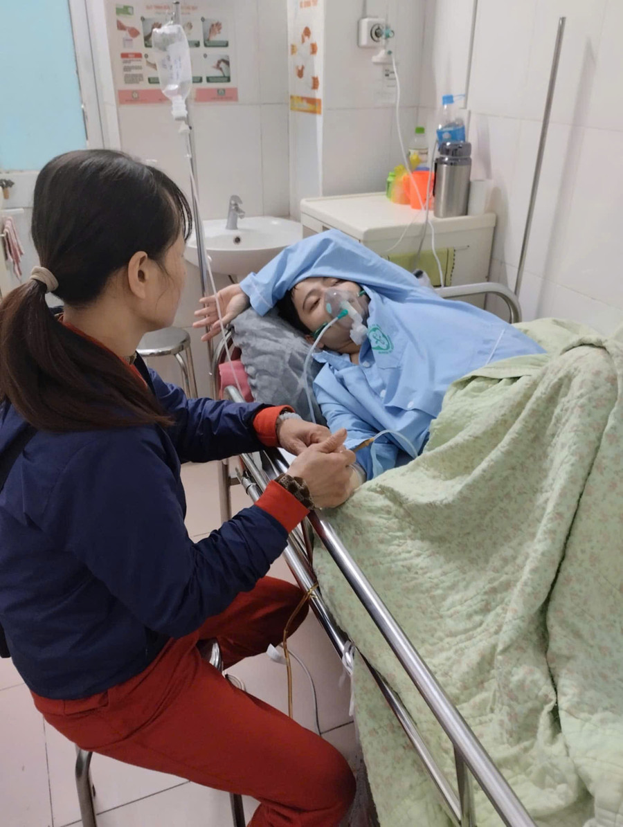 Chị Chương cứ nắm chặt lấy tay con trai như thể lần cuối chị được san sẻ, tiếp thêm hơi ấm, tình mẫu tự với con trai tội nghiệp. img-20250304-210245.jpg