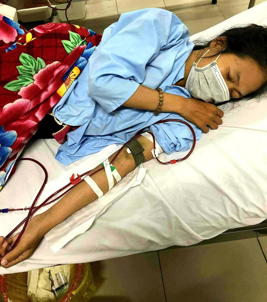 Chị Linh gục ngã vị căn bệnh suy thận mãnh tính. Sự sống của chị đang quá mong manh. 1000043764.jpg