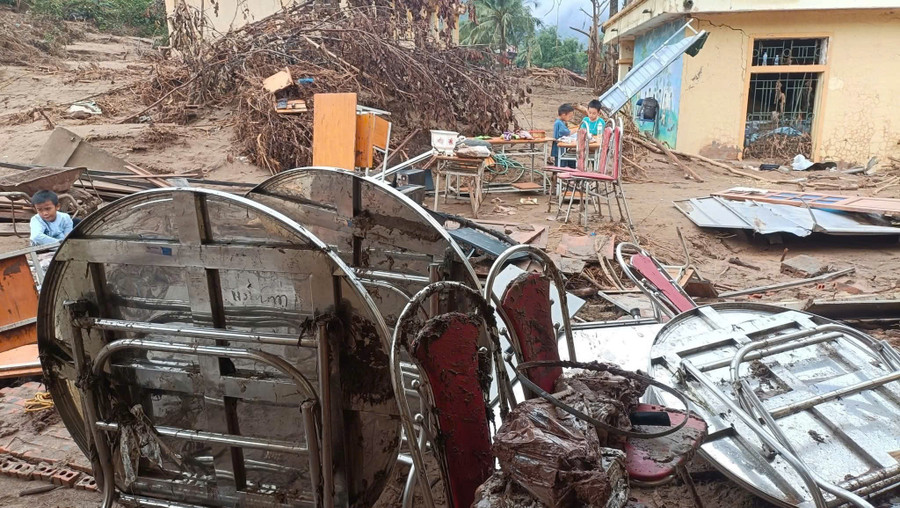 Cảnh đổ nát, tan hoang ở một ngôi trường ở xã Mỹ Lý. 1000036457.jpg