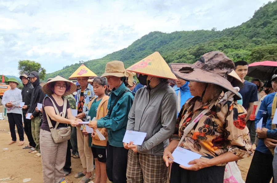 Đại điện nhà hảo tâm trao quà cho bà con với mong muốn góp thêm tính thần để bà con sớm gượng dậy sau lũ. 1000036471.jpg