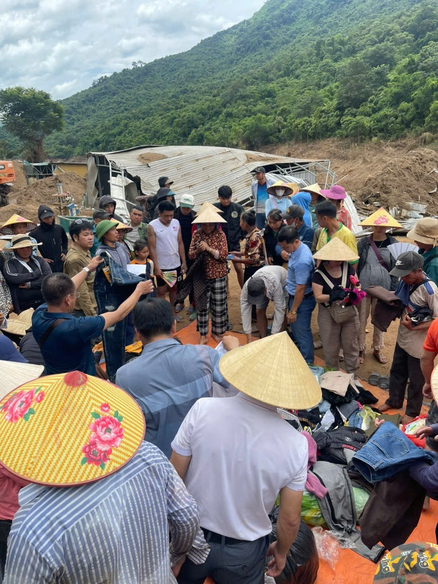 Đông đảo bà con xúc động tiếp nhận những bộ áo quần mới do các tấm lòng người miền xuôi gửi gắm. 1000036411.jpg