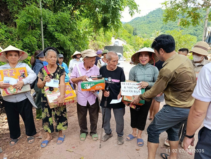 Đại diện báo GD&TĐ trao quà của các nhà hảo tâm cho các gia đình bị thiệt hại nặng trong lũ. 1000036400.jpg