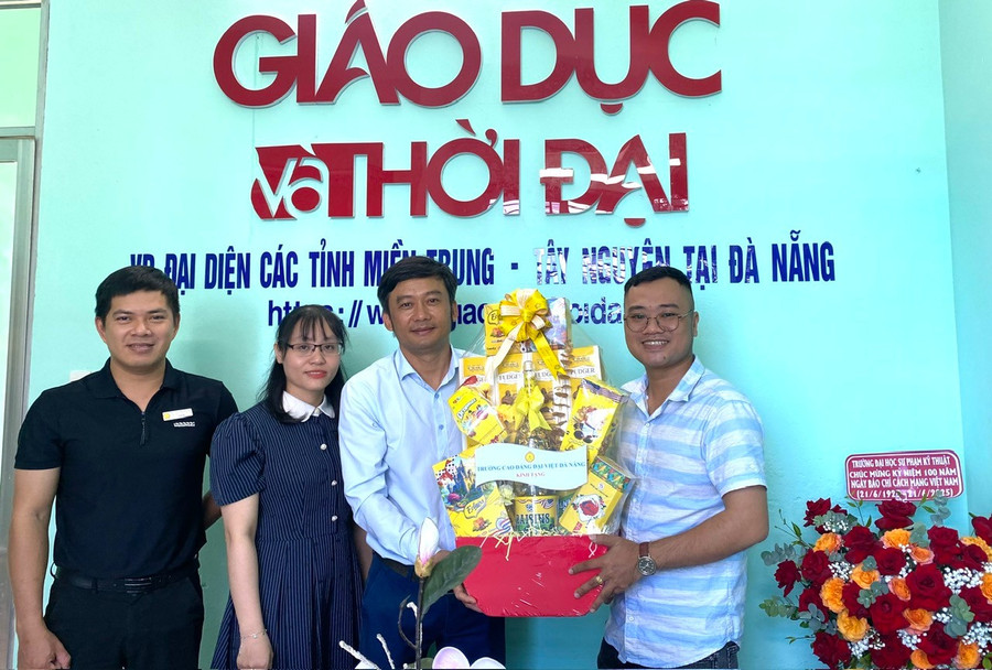 Lãnh đạo Trường Cao đẳng Đại Việt Đà Nẵng và Trường Trung cấp Bách khoa Toàn Cầu cũng gửi lời chúc mừng đến cán bộ, phóng viên văn phòng Báo. z6727402838967-1cfe579e0cb9e72c8ef68b597d7336d7.jpg