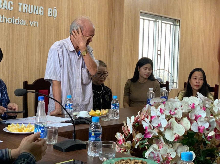 Ông nội xúc động đón nhận sự sẻ chia của các tấm lòng nhân ái thông qua Báo Giáo dục và Thời đại. z7305691346076-8941fe7626753befad4c9ff969a6dd2e.jpg