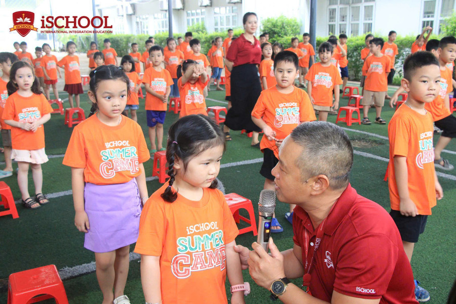 Các em nhanh chóng làm quen và bắt nhịp với không khí sôi động của mùa hè iSchool. z6757254654097-19afb92f420dff9c88823541e1a04e3b-copy.jpg