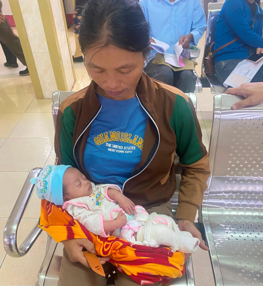Chị Huyền hy vọng sẽ có phép màu cứu lấy đôi chân cho con gái sơ sinh.