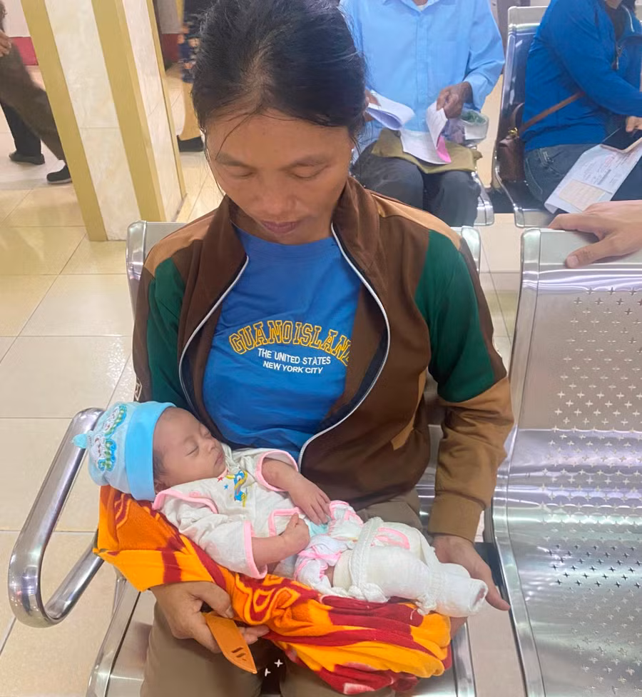 Chị Huyền hy vọng sẽ có phép màu cứu lấy đôi chân cho con gái sơ sinh.