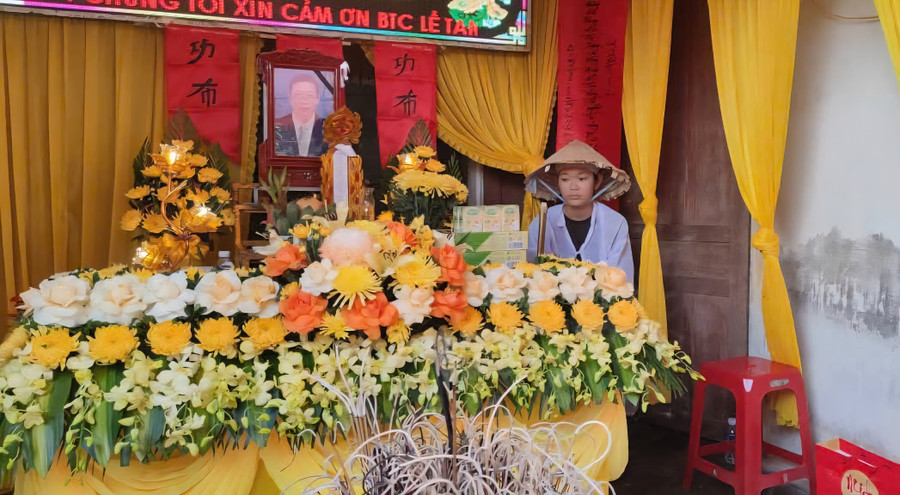 Cô bé ngây thơ trong đám đám tang ông nội. 3 tuổi mẹ bỏ đi, 8 tuổi bố qua đời, sóng gió tuổi thơ tưởng thế đã là quá đủ với bé Kiều. Vậy mà cơn sóng cuộc đời chưa nỡ buông tha em... 1000046902-5739.jpg