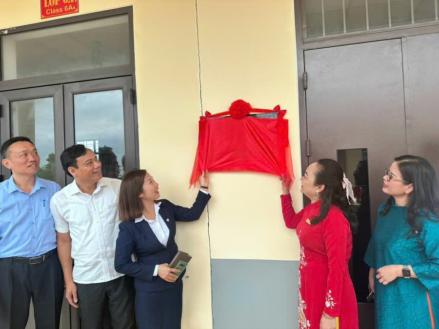 Lễ Bàn giao và tiếp nhận phòng học máy tính hiện đại do Quỹ Minh Đức tài trợ Trường Tiểu học Kỳ Phương. z5988166785897-a28212f7dbbf2db89e749f99061b90e0.jpg
