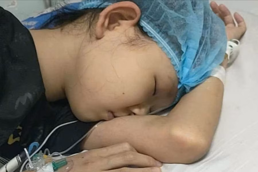 Cơn đau hành hạ khiến Hà Linh gục ngã.