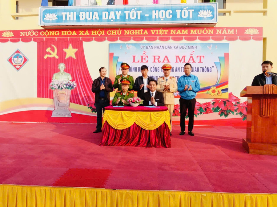 3-dai-dien-cong-an-xa-duc-minh-va-truong-tieu-hoc-truong-son-ky-giao-uoc-phoi-hop-thuc-hien-mo-hinh.jpg