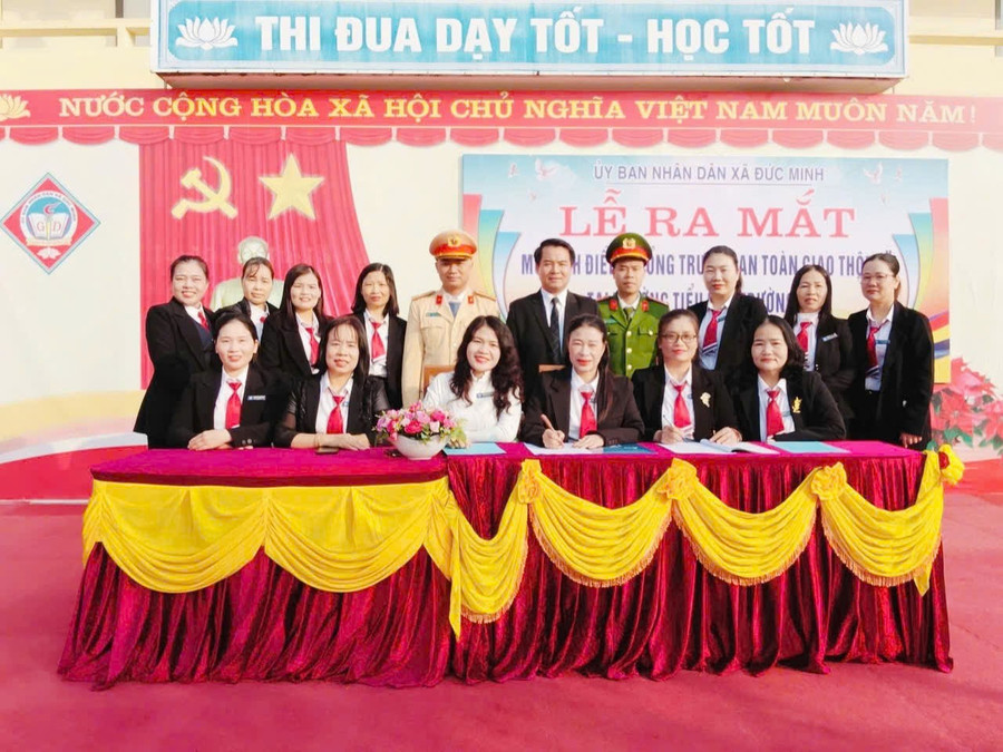 6-can-bo-giao-vien-truong-tieu-hoc-truong-son-ky-giao-uoc-thuc-hien-mo-hinh.jpg