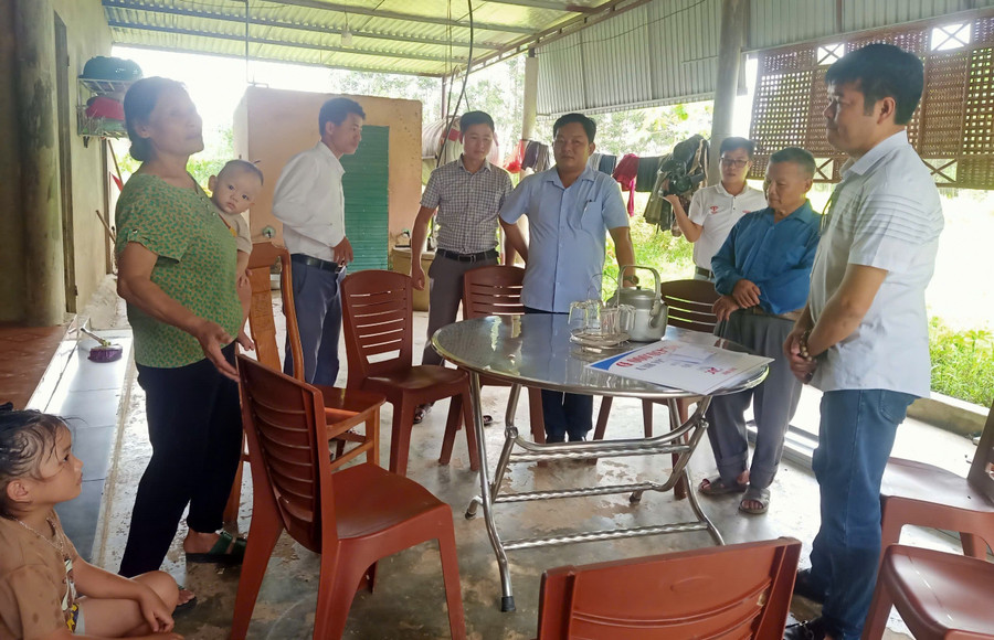 Đại diện Báo GD&TĐ cùng chính quyền địa phương thăm hỏi và chia sẻ với hoàn cảnh gia đình cháu Gia Huy. img-20250715-170007.jpg