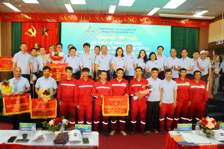 Kết thúc hội thao, Ban Tổ chức đã trao giải Nhất tập thể cho Công ty Điện lực Dầu khí Hà Tĩnh, giải Nhì thuộc về Công ty Điện lực Dầu khí Cà Mau cùng các giải cá nhân. img-4878.jpg
