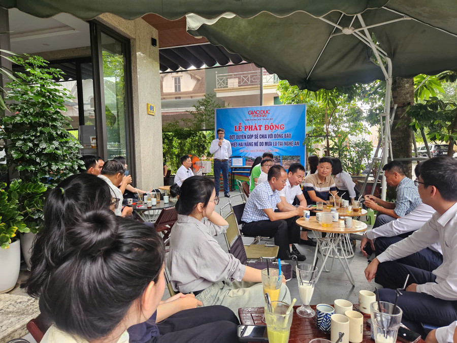 Lễ phát động chương trình quyên góp hỗ trợ đồng bào bị ảnh hưởng bởi thiên tai ở Nghệ An.