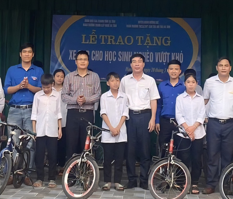 Thầy Đặng Bá Hải - Phó Hiệu trưởng Trường THCS&THPT Dân tộc nội trú Hà Tĩnh.