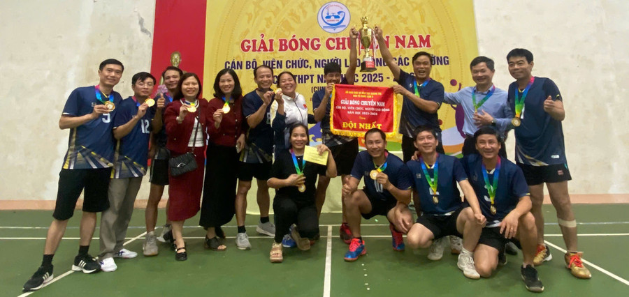 Ban tổ chức trao giải Nhất cho đội thi đấu xuất sắc.