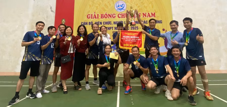 Ban tổ chức trao giải Nhất cho đội thi đấu xuất sắc.