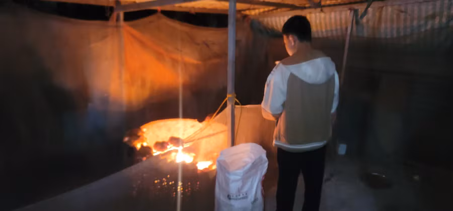 Bố mất, mẹ bệnh, Hà giờ là trụ cột của căn nhà buồn đau.