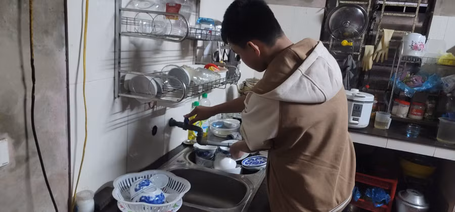 Hà là đứa con hiếu thảo, sau giờ tới lớp là em vào bếp chuẩn bị bữa cơm cho bố mẹ.