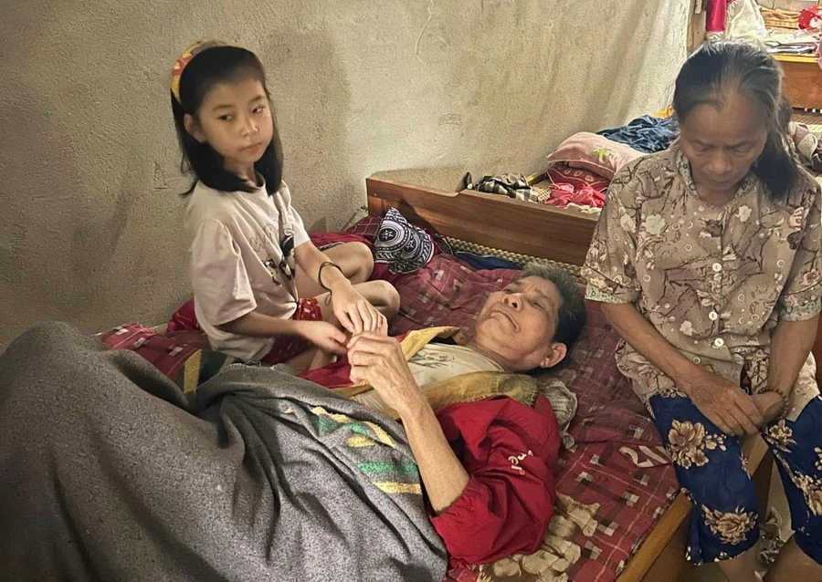 Rớt nước mắt bé gái lớp 4 viết tâm thư cầu xin giúp đỡ cứu chị gái bệnh nặng