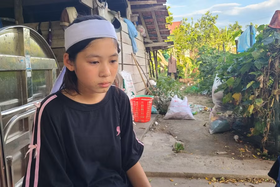 Bố mẹ lần lượt qua đời để lại nỗi đau, sự mất mát và những ước mơ dang dở của 2 chị em đang tuổi đến trường.