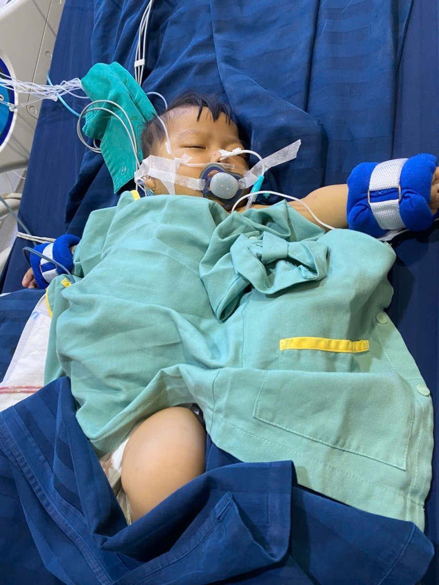 Bé Khánh Vy sau ca phẫu thuật ai nhìn cũng rơi nước mắt. 1000031355.jpg