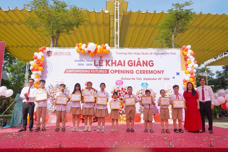 BGH nhà trường trao học bổng cho học sinh có thành tích xuất sắc.